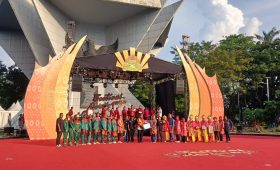 TIM KESENIAN DINAS PENDIDIKAN DAN KEBUDAYAAN OKU TIMUR, TAMPIL MEMUKAU PADA FESTIVAL SRIWIJAYA 2024